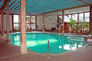 - une grande piscine dans un grand bâtiment dans l'établissement Golden Arrow Lakeside Resort, à Lake Placid