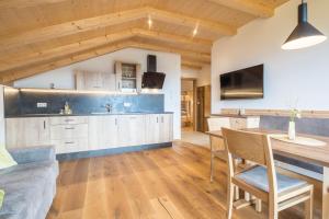 Kuchyňa alebo kuchynka v ubytovaní Apartment Rosmarin - Kuenhof + 15 fotografií