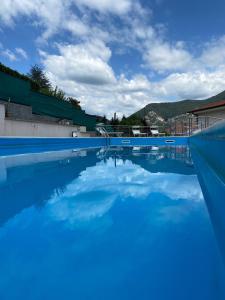 una piscina de agua azul con un cielo azul en B&B Panorama Iseo, en Iseo