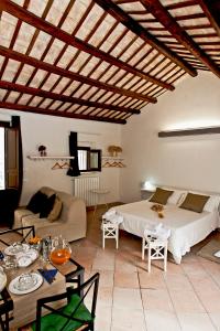 salon z łóżkiem i kanapą w obiekcie Residence San Martino w mieście Erice