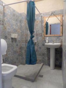 Koupelna v ubytování Artemis Studios & Apartments + 131 fotografií