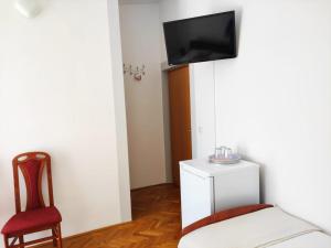 Televízia a/alebo spoločenská miestnosť v ubytovaní Guesthouse Varnica