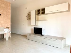 Televízia a/alebo spoločenská miestnosť v ubytovaní Casa sul mare