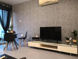 sala de estar con TV de pantalla plana en la pared en Loizou Holdings Flat 301 en Lárnaca