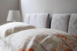 um quarto com uma cama com uma almofada e um candeeiro em Trinidad House em East Kilbride