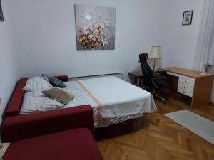 - une chambre avec un lit, un bureau et une chaise dans l'établissement Apartman Jelinić, à Split