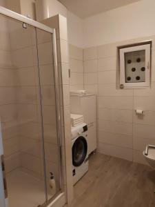 une salle de bain avec une machine à laver et un lave-linge dans l'établissement Apartman Jelinić, à Split