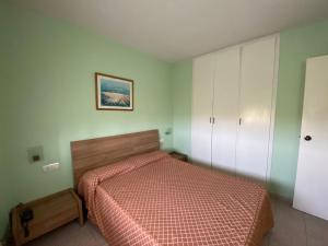 1 dormitorio con 1 cama y armario blanco en Apartamento cerca de playa, en Salou