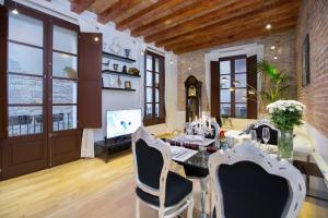 a dining room with a table and chairs at Lux Apartments Barcelona in Barcelona