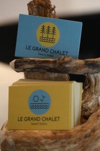 eine Schachtel "Le Grand Chicer" auf einem Tisch in der Unterkunft Beach Hotel - Le Grand Chalet in Ronce-les-Bains