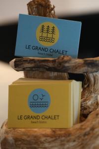 una caja de la gran pollita sentada en una mesa en Beach Hotel - Le Grand Chalet, en Ronce-les-Bains