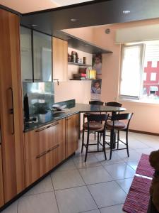 Kuchyň nebo kuchyňský kout v ubytování Wonderful Como Apartment
