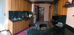 Kuchyň nebo kuchyňský kout v ubytování Wonderful Como Apartment