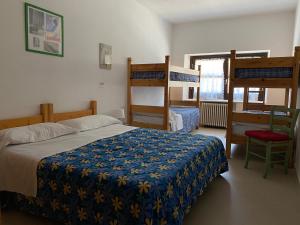 Двухъярусная кровать или двухъярусные кровати в номере Chalet della Luna ATTENZIONE lavori di ristrutturazione in corso IMPALCATURA