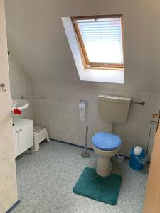 ein kleines Bad mit einem WC und einem Fenster in der Unterkunft ferienwohnung-am-zoo in Kritzmow