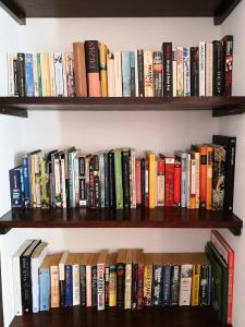uma estante cheia de livros em Budda house Puerto del carmen. em Tías