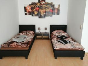 two beds sitting in a room with at Apartment Paradies in Öhringen