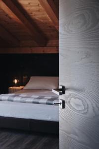 a close up of a bed in a room at SAN ROMEDIO Agriturismo in Romeno