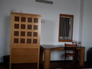 1 dormitorio con tocador de madera y espejo en Hotel Napoles en San Luis Potosí