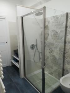 W łazience znajduje się przeszklony prysznic i toaleta. w obiekcie 6 stelle e relax...nientaltro w mieście Noli