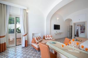 uma sala de estar com um sofá e uma mesa em CASA CAPRILE POSITANO em Positano