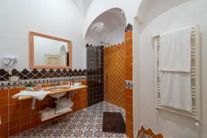 y baño con lavabo y ducha. en CASA CAPRILE POSITANO en Positano