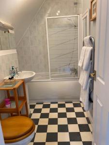 A bathroom at Riverbank House 