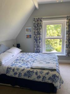 A bed or beds in a room at Riverbank House 