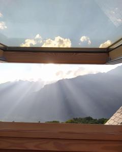 una ventana con vistas al cielo y a las nubes en Apartamentos Ball Benas Edificio Aigualluts, en Cerler