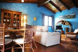 ein Wohnzimmer mit einem Tisch und einem Sofa in der Unterkunft Agroturismo Maddiola in San Sebastián
