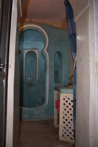 een kamer met een badkamer met een wastafel en een spiegel bij Riad Lorsya in Marrakesh