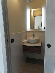 uma casa de banho com um lavatório e um espelho em Appartamento Il balcone em Prato