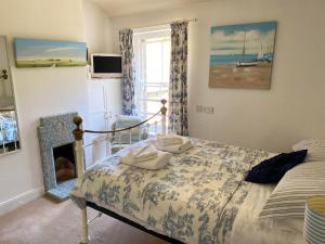 A bed or beds in a room at Riverbank House 