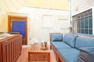 uma sala de estar com um sofá e uma mesa em Corte Rota Terrace San Marco em Veneza