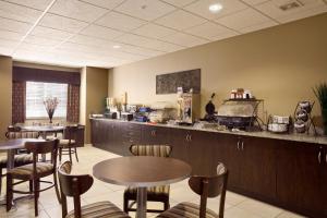 Reštaurácia alebo iné gastronomické zariadenie v ubytovaní Microtel Inn & Suites