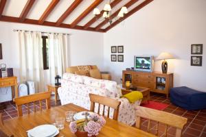 uma sala de estar com um sofá e uma mesa em Holiday Villa Campesina with Private Pool em San Bartolomé