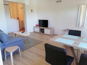 a living room with a blue couch and a table at Casa Val Madorso in Peroj