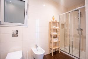 een badkamer met een douche, een toilet en een wastafel bij T3 Aleluia in Nazaré +21 foto's