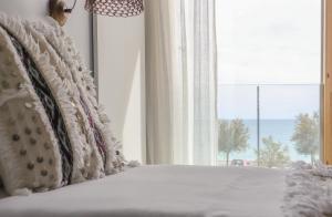 sypialnia z łóżkiem i widokiem na ocean w obiekcie Casa da Praça Guest House w mieście Sesimbra