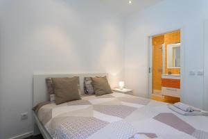 um quarto com uma cama grande num quarto em T3 Abegoarias Filipe do Canto na Nazaré