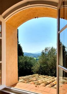 an open window with a view of a rock garden at Apartment Picasso in großem Park mit geheiztem Pool in Châteauneuf