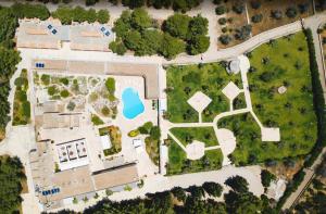 サンニコーラにあるMasseria Relais Santa Teresaの青い池のある公園の頂上