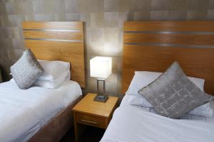 Postel nebo postele na pokoji v ubytování Carrbridge Hotel
