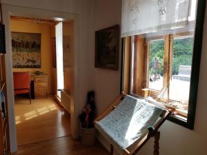 Zimmer mit Blick auf ein Fenster und einen Tisch in der Unterkunft Ferienwohnung Stickereimuseum Oberhundem in Kirchhundem