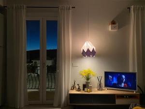 A television and/or entertainment centre at Leono’