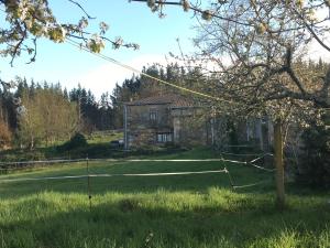 una cancha de tenis frente a una casa en O Fogar do Monte, en Sober