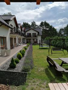 a park with a bench in front of a building at Alma in Nickelswalde