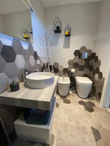A bathroom at Leono’