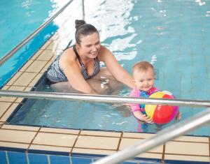 Sundlaugin á Maldron Hotel & Leisure Centre, Oranmore Galway eða í nágrenninu