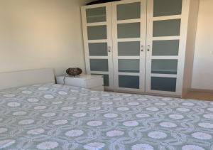 a bedroom with a large bed and a closet at T1 Luminoso junto à Praia in Altura